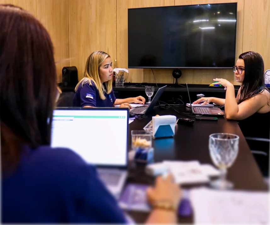 Equipe reunida em treinamento sobre o SISGR